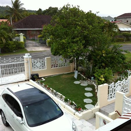 Goldenview Guesthouse Ocho Rios Bagian luar foto
