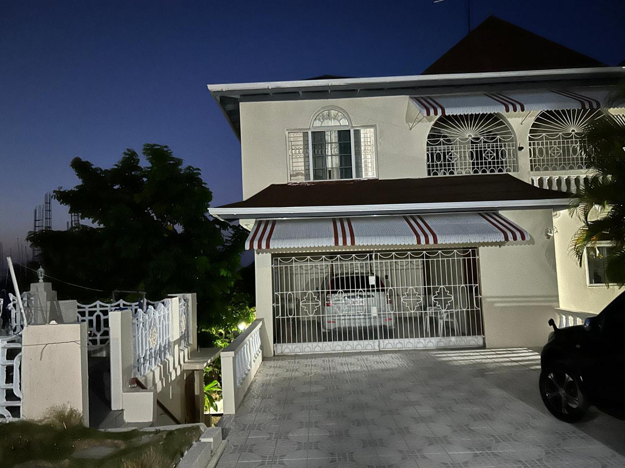 Goldenview Guesthouse Ocho Rios Bagian luar foto