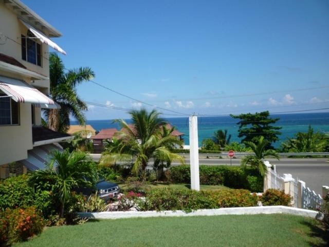 Goldenview Guesthouse Ocho Rios Bagian luar foto