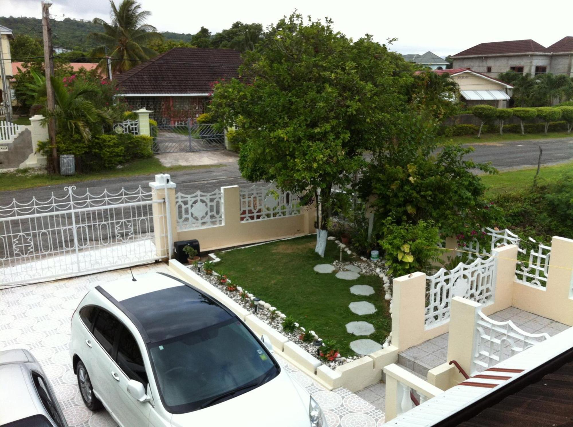 Goldenview Guesthouse Ocho Rios Bagian luar foto