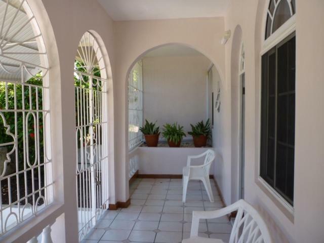 Goldenview Guesthouse Ocho Rios Bagian luar foto