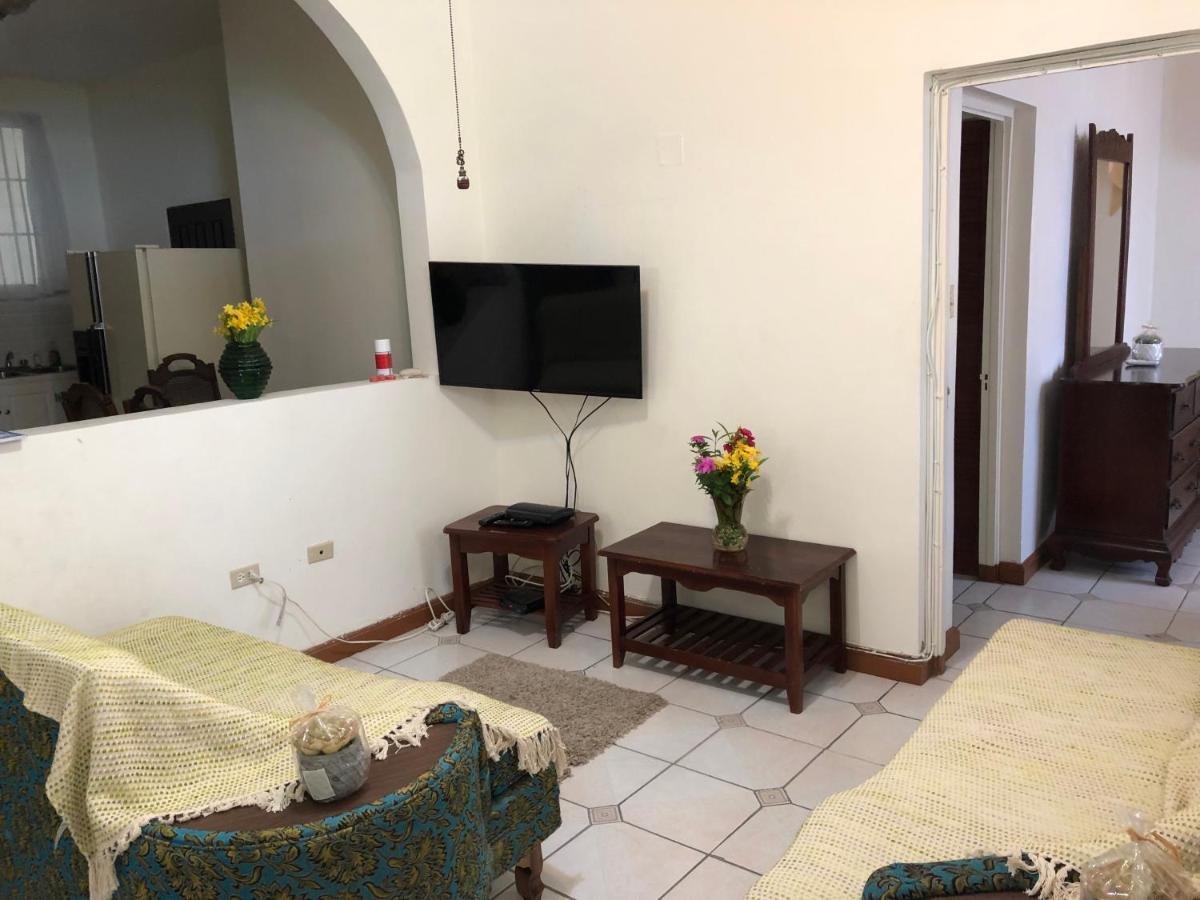 Goldenview Guesthouse Ocho Rios Bagian luar foto