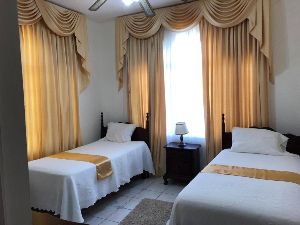 Goldenview Guesthouse Ocho Rios Bagian luar foto