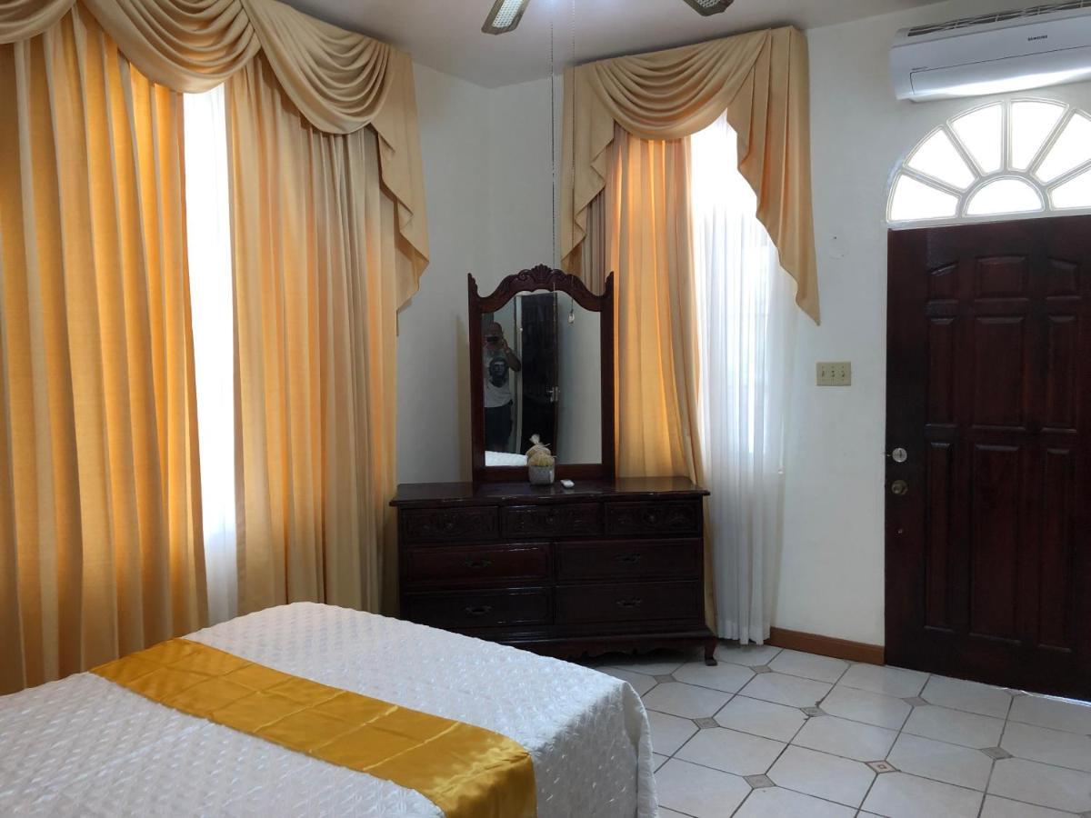 Goldenview Guesthouse Ocho Rios Bagian luar foto