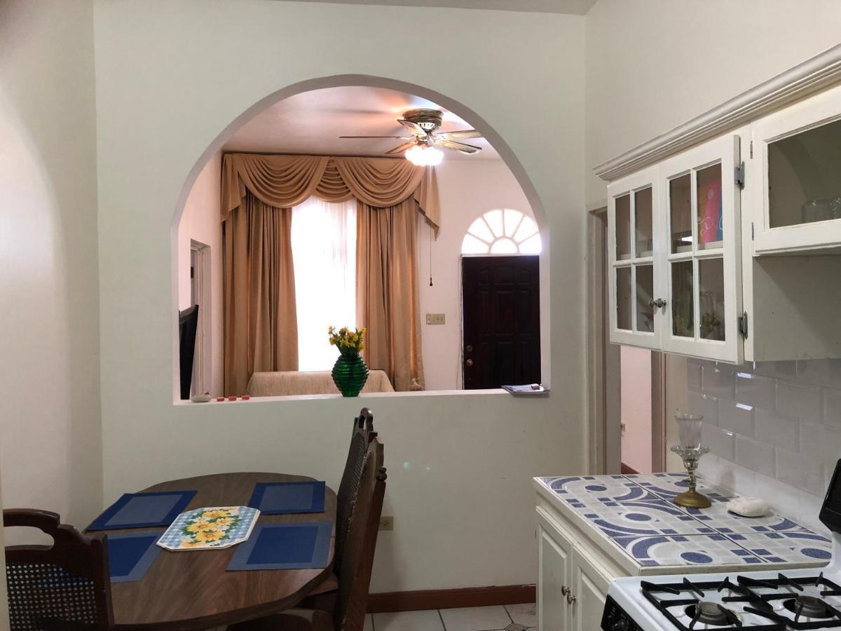 Goldenview Guesthouse Ocho Rios Bagian luar foto